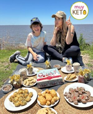 Daniela Mori Instagram - En este feriado y con este día tan hermoso decidimos con Francisco hacer un picnic 🧺 @muyketoarg .Como falta muy poco para las fiestas ya elegimos lo que vamos a comer en Navidad 🎄 y Año Nuevo 🪅 Los nuevos Panchitos nos van acompañar CON TODO !!!!Para la mesa dulce y el momento del brindis 🥂 Las cookies navideñas son ideales !!!El turrón con una base de cacao y el mantecol SON RIQUÍSIMOS !!Los favoritos de nosotros son LOS NUEVOS PAN DULCE @muyketoarg LOS MINI son ideales para tu mesa y para regalar 🎁 y los sabores son totalmente originales porque hay de CHIPS DE CHOCOLATE - BROWNIE -MANTEKOL -PISTACHOS -FRUTOS SECOS Y CHOCOLATE - RED VELVET - FRUTOS SECOS . Nosotros ya somos @muyketoarg ahora te invitamos a que vos también seas @muyketoarg (fotos y videos producidos por @linda.araico ) Caja navideña de @wincopackpackaging
