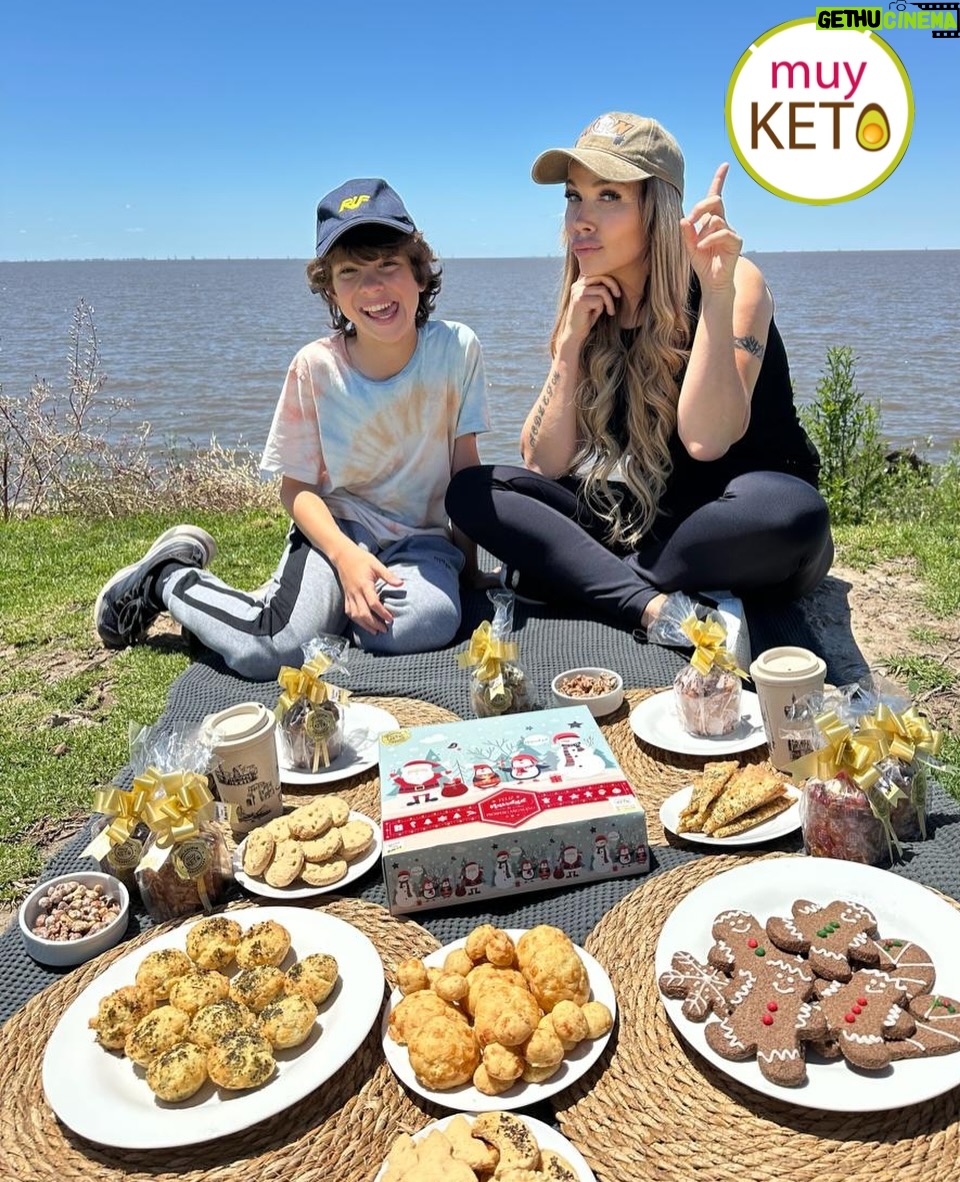 Daniela Mori - 3 Likes - En este feriado y con este día tan hermoso decidimos con Francisco hacer un picnic 🧺 @muyketoarg .Como falta muy poco para las fiestas ya elegimos lo que vamos a comer en Navidad 🎄 y Año Nuevo 🪅 Los nuevos Panchitos nos van acompañar CON TODO !!!!Para la mesa dulce y el momento del brindis 🥂  Las cookies navideñas son ideales !!!El turrón con una base de cacao y el mantecol SON RIQUÍSIMOS !!Los  favoritos de nosotros son LOS NUEVOS PAN DULCE @muyketoarg LOS MINI son ideales para tu mesa y para regalar 🎁 y los sabores son totalmente originales porque hay de CHIPS DE CHOCOLATE - BROWNIE -MANTEKOL -PISTACHOS -FRUTOS SECOS Y CHOCOLATE - RED VELVET - FRUTOS SECOS . Nosotros ya somos @muyketoarg ahora te invitamos a que vos también seas @muyketoarg (fotos y videos producidos por @linda.araico ) Caja navideña de @wincopackpackaging