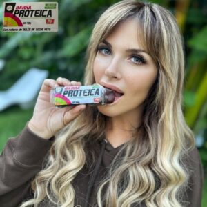 Daniela Mori Instagram - Llegaron las barras proteicas @muyketoarg 100 % Keto , sin azucar . Ahora si tu entrenamiento esta completo !!Estan pensadas para acompañar tu entrenamiento y tu estilo de vida activo !! Son perfectas para quienes buscan mas proteinas , menos carbohidratos , ya sea como colación , post entrenamiento o cuando necesitas algo practico y nutritivo ! Son sin azúcar y con alto poder saciante .Nutricion consiente , sabor increible y energia limpia en cada bocado ! Pasta de mani con corazon de dulce de leche Keto ,corazon de salsa de frutos rojos Keto y bañadas en chocolate al 80% de cacao sin azucar ! Segui el instagram @muyketoarg y encarga tus barras preferidas !! Ph @linda.araico
