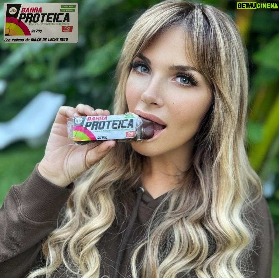 Daniela Mori - 3 Likes - Llegaron las barras proteicas @muyketoarg 100 % Keto , sin azucar . Ahora si tu entrenamiento esta completo !!Estan pensadas para acompañar tu entrenamiento y tu estilo de vida activo !! Son perfectas para quienes buscan mas proteinas , menos carbohidratos , ya sea como colación , post entrenamiento o cuando necesitas algo practico y nutritivo ! Son sin azúcar y con alto poder saciante .Nutricion consiente , sabor increible y energia limpia en cada bocado ! Pasta de mani con corazon de dulce de leche Keto ,corazon de salsa de frutos rojos Keto y bañadas en chocolate al 80% de cacao sin azucar ! Segui el instagram @muyketoarg y encarga tus barras preferidas !! Ph @linda.araico