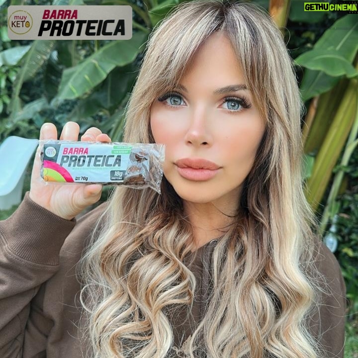 Daniela Mori - 3 Likes - Llegaron las barras proteicas @muyketoarg 100 % Keto , sin azucar . Ahora si tu entrenamiento esta completo !!Estan pensadas para acompañar tu entrenamiento y tu estilo de vida activo !! Son perfectas para quienes buscan mas proteinas , menos carbohidratos , ya sea como colación , post entrenamiento o cuando necesitas algo practico y nutritivo ! Son sin azúcar y con alto poder saciante .Nutricion consiente , sabor increible y energia limpia en cada bocado ! Pasta de mani con corazon de dulce de leche Keto ,corazon de salsa de frutos rojos Keto y bañadas en chocolate al 80% de cacao sin azucar ! Segui el instagram @muyketoarg y encarga tus barras preferidas !! Ph @linda.araico