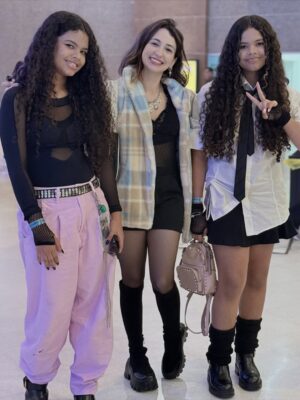 Danielle Souza Instagram - A minha felicidade é ver vcs felizes! ❤️ @sophia_rafa3 🪭🩷Show do @p1h_official. Obrigada dinda @tathasartori