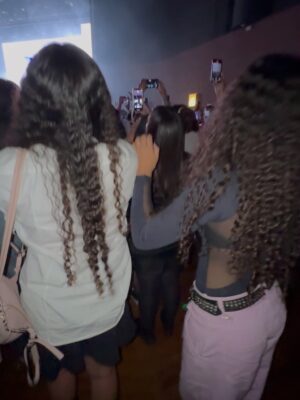 Danielle Souza Instagram - A minha felicidade é ver vcs felizes! ❤️ @sophia_rafa3 🪭🩷Show do @p1h_official. Obrigada dinda @tathasartori