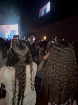 Danielle Souza Instagram - A minha felicidade é ver vcs felizes! ❤️ @sophia_rafa3 🪭🩷Show do @p1h_official. Obrigada dinda @tathasartori