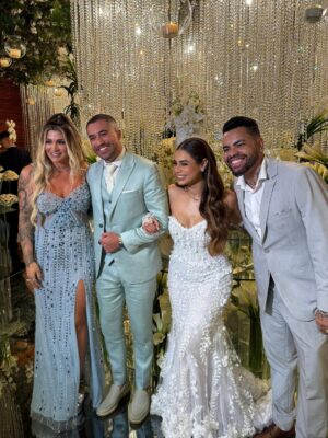 Danielle Souza Instagram - Amigos, que alegria imensa ver vocês vivendo esse momento tão especial! O casamento de vocês é a celebração de um amor bonito, sincero e cheio de cumplicidade!
Que o amor de vocês cresça a cada dia, enfrentando os desafios com leveza e comemorando cada conquista de mãos dadas.
Parabéns por essa linda união e que a felicidade de hoje se multiplique por toda a vida. @lexa & @ricardovianna Amamos vcs ❤️✨