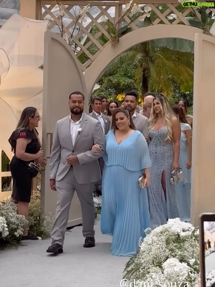 Danielle Souza - 59K Likes - Amigos, que alegria imensa ver vocês vivendo esse momento tão especial! O casamento de vocês é a celebração de um amor bonito, sincero e cheio de cumplicidade! 
Que o amor de vocês cresça a cada dia, enfrentando os desafios com leveza e comemorando cada conquista de mãos dadas.
Parabéns por essa linda união e que a felicidade de hoje se multiplique por toda a vida. @lexa & @ricardovianna Amamos vcs ❤️✨