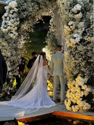 Danielle Souza Instagram - Amigos, que alegria imensa ver vocês vivendo esse momento tão especial! O casamento de vocês é a celebração de um amor bonito, sincero e cheio de cumplicidade!
Que o amor de vocês cresça a cada dia, enfrentando os desafios com leveza e comemorando cada conquista de mãos dadas.
Parabéns por essa linda união e que a felicidade de hoje se multiplique por toda a vida. @lexa & @ricardovianna Amamos vcs ❤️✨