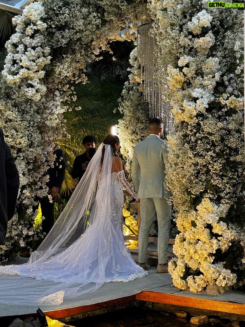 Danielle Souza - 59K Likes - Amigos, que alegria imensa ver vocês vivendo esse momento tão especial! O casamento de vocês é a celebração de um amor bonito, sincero e cheio de cumplicidade! 
Que o amor de vocês cresça a cada dia, enfrentando os desafios com leveza e comemorando cada conquista de mãos dadas.
Parabéns por essa linda união e que a felicidade de hoje se multiplique por toda a vida. @lexa & @ricardovianna Amamos vcs ❤️✨