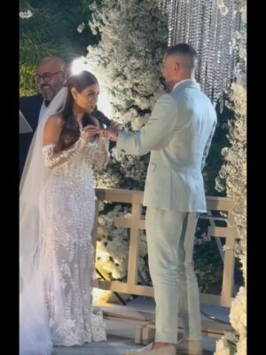 Danielle Souza Instagram - Amigos, que alegria imensa ver vocês vivendo esse momento tão especial! O casamento de vocês é a celebração de um amor bonito, sincero e cheio de cumplicidade!
Que o amor de vocês cresça a cada dia, enfrentando os desafios com leveza e comemorando cada conquista de mãos dadas.
Parabéns por essa linda união e que a felicidade de hoje se multiplique por toda a vida. @lexa & @ricardovianna Amamos vcs ❤️✨