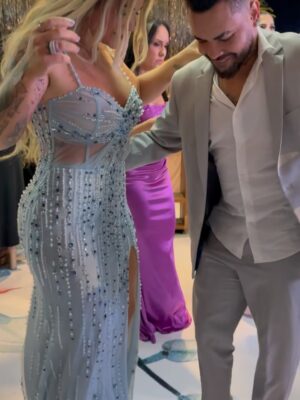 Danielle Souza Instagram - Amigos, que alegria imensa ver vocês vivendo esse momento tão especial! O casamento de vocês é a celebração de um amor bonito, sincero e cheio de cumplicidade!
Que o amor de vocês cresça a cada dia, enfrentando os desafios com leveza e comemorando cada conquista de mãos dadas.
Parabéns por essa linda união e que a felicidade de hoje se multiplique por toda a vida. @lexa & @ricardovianna Amamos vcs ❤️✨