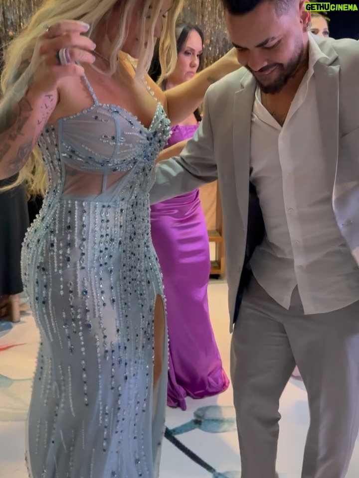 Danielle Souza - 59K Likes - Amigos, que alegria imensa ver vocês vivendo esse momento tão especial! O casamento de vocês é a celebração de um amor bonito, sincero e cheio de cumplicidade! 
Que o amor de vocês cresça a cada dia, enfrentando os desafios com leveza e comemorando cada conquista de mãos dadas.
Parabéns por essa linda união e que a felicidade de hoje se multiplique por toda a vida. @lexa & @ricardovianna Amamos vcs ❤️✨
