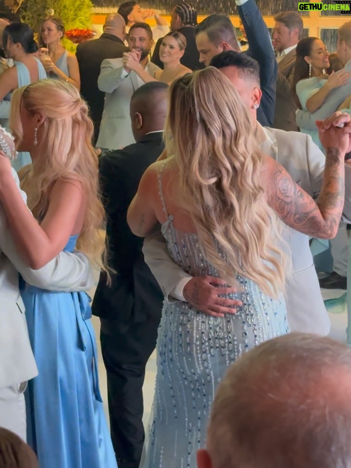 Danielle Souza - 59K Likes - Amigos, que alegria imensa ver vocês vivendo esse momento tão especial! O casamento de vocês é a celebração de um amor bonito, sincero e cheio de cumplicidade! 
Que o amor de vocês cresça a cada dia, enfrentando os desafios com leveza e comemorando cada conquista de mãos dadas.
Parabéns por essa linda união e que a felicidade de hoje se multiplique por toda a vida. @lexa & @ricardovianna Amamos vcs ❤️✨