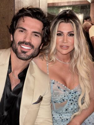 Danielle Souza Instagram - Amigos, que alegria imensa ver vocês vivendo esse momento tão especial! O casamento de vocês é a celebração de um amor bonito, sincero e cheio de cumplicidade!
Que o amor de vocês cresça a cada dia, enfrentando os desafios com leveza e comemorando cada conquista de mãos dadas.
Parabéns por essa linda união e que a felicidade de hoje se multiplique por toda a vida. @lexa & @ricardovianna Amamos vcs ❤️✨