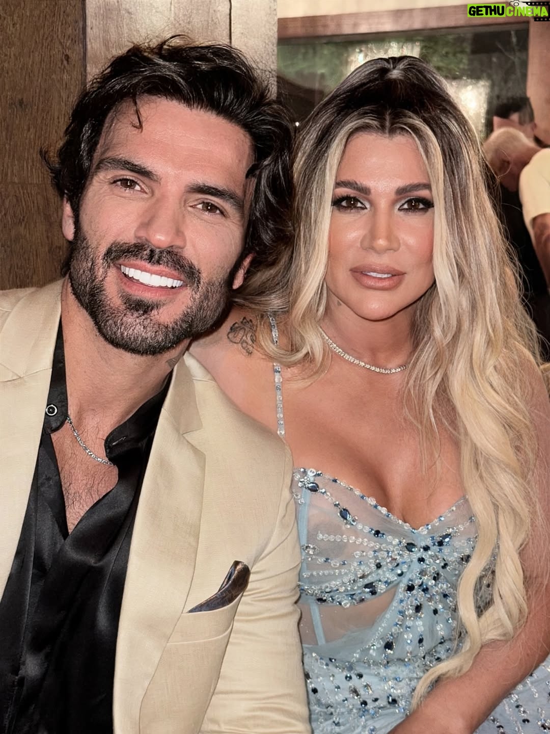 Danielle Souza - 59K Likes - Amigos, que alegria imensa ver vocês vivendo esse momento tão especial! O casamento de vocês é a celebração de um amor bonito, sincero e cheio de cumplicidade! 
Que o amor de vocês cresça a cada dia, enfrentando os desafios com leveza e comemorando cada conquista de mãos dadas.
Parabéns por essa linda união e que a felicidade de hoje se multiplique por toda a vida. @lexa & @ricardovianna Amamos vcs ❤️✨
