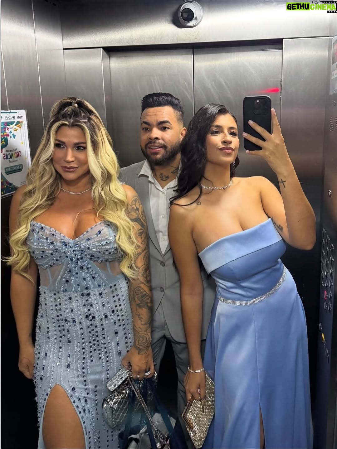 Danielle Souza - 59K Likes - Amigos, que alegria imensa ver vocês vivendo esse momento tão especial! O casamento de vocês é a celebração de um amor bonito, sincero e cheio de cumplicidade! 
Que o amor de vocês cresça a cada dia, enfrentando os desafios com leveza e comemorando cada conquista de mãos dadas.
Parabéns por essa linda união e que a felicidade de hoje se multiplique por toda a vida. @lexa & @ricardovianna Amamos vcs ❤️✨