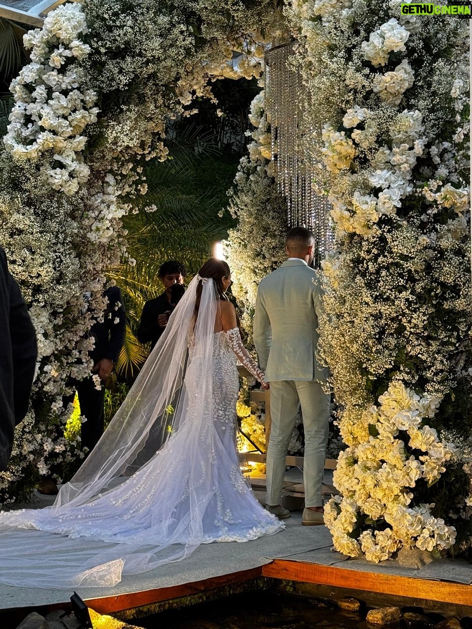 Danielle Souza - 52.2K Likes - Dia de casar os amigos, impossível não se emocionar.  Deus abençoe a união de vocês e contem sempre conosco @lexa @ricardovianna ❤️ 
foto: @carasbrasil