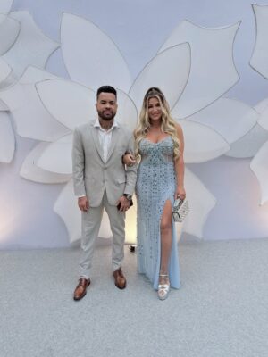 Danielle Souza Instagram - Dia de casar os amigos, impossível não se emocionar. Deus abençoe a união de vocês e contem sempre conosco @lexa @ricardovianna ❤️
foto: @carasbrasil