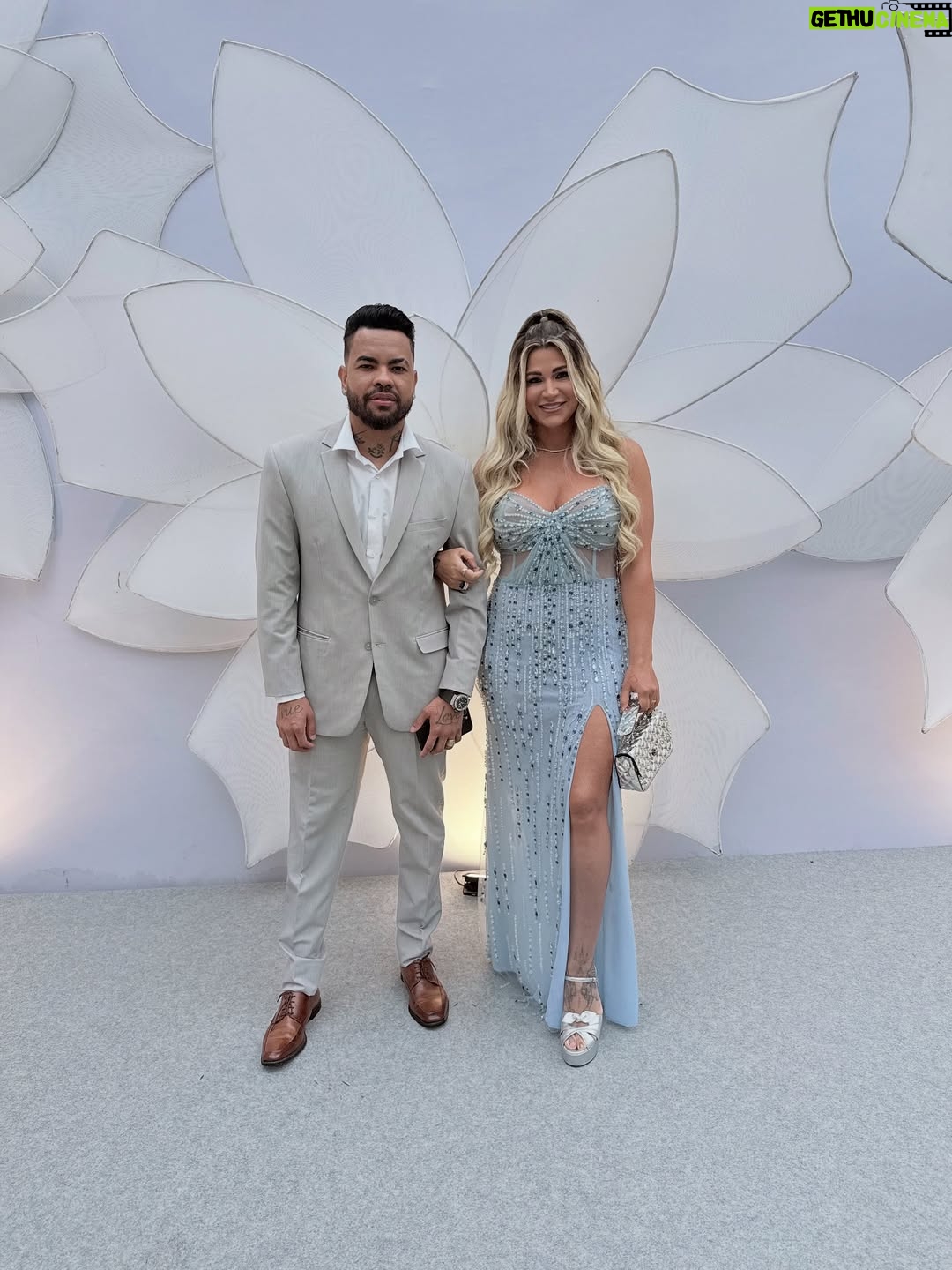 Danielle Souza - 52.2K Likes - Dia de casar os amigos, impossível não se emocionar.  Deus abençoe a união de vocês e contem sempre conosco @lexa @ricardovianna ❤️ 
foto: @carasbrasil