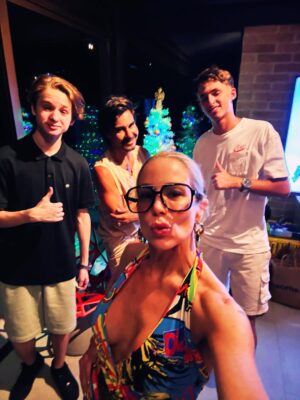 Danielle Winits Instagram - We rock’n’christmas roll ♥️🎄⚡️🎉🤘

Feliz Natal! ✨