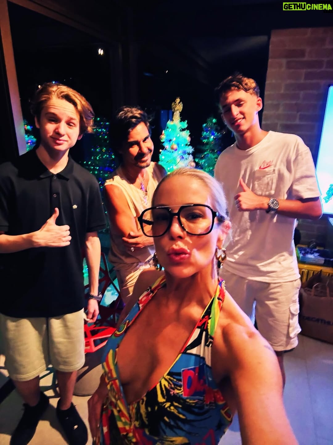 Danielle Winits - 11.6K Likes - We rock’n’christmas roll ♥️🎄⚡️🎉🤘

Feliz Natal! ✨