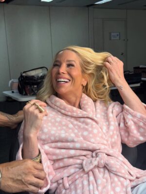 Danielle Winits Instagram - Último trabalho de um ano lindo de muitos trabalhos especiais! em breve Farofeiros 3 vem aí… 🎬✨