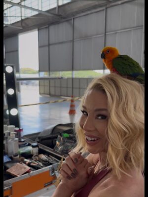 Danielle Winits Instagram - Último trabalho de um ano lindo de muitos trabalhos especiais! em breve Farofeiros 3 vem aí… 🎬✨