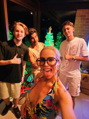 Danielle Winits Instagram - We rock’n’christmas roll ♥️🎄⚡️🎉🤘

Feliz Natal! ✨