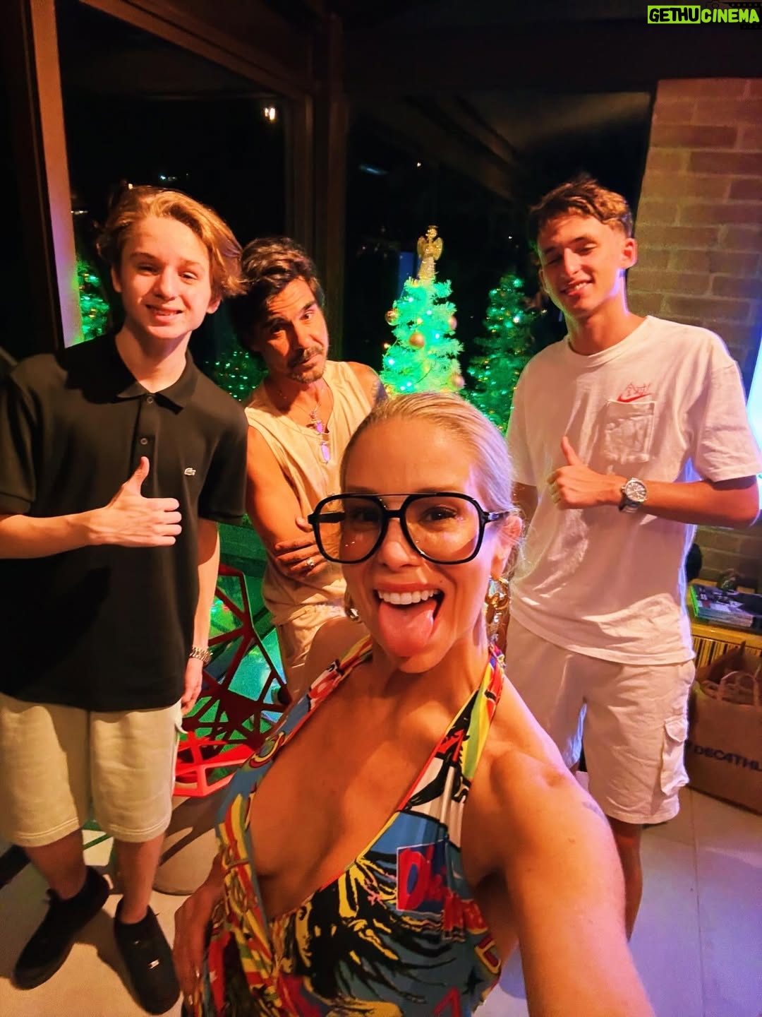 Danielle Winits - 11.6K Likes - We rock’n’christmas roll ♥️🎄⚡️🎉🤘

Feliz Natal! ✨