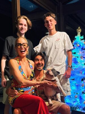 Danielle Winits Instagram - We rock’n’christmas roll ♥️🎄⚡️🎉🤘

Feliz Natal! ✨