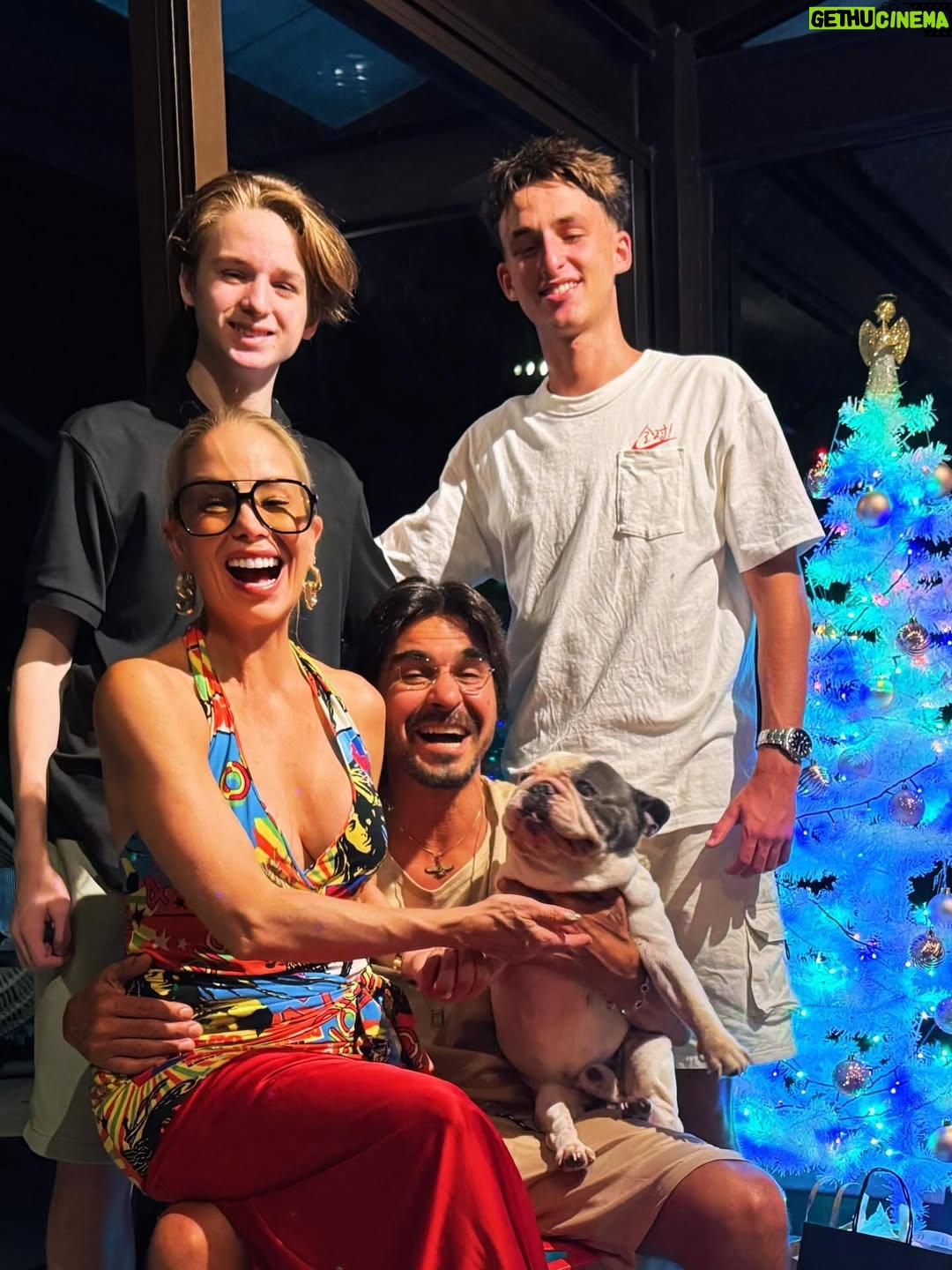 Danielle Winits - 11.6K Likes - We rock’n’christmas roll ♥️🎄⚡️🎉🤘

Feliz Natal! ✨