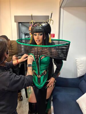 Daniielle Alexis Instagram - @iamcardib meets @rupaulsdragrace 😍MUVA has arrived🌈Photos and videos by me 📸 another iconic moment ! So proud of my besties ILY..
.
Hair @tokyostylez MUA @erika_lapearl_mua Stylist @kollincarter in custom @zigman_official assisted by @juanmarioortiz_ @poshmckoy @matthewreisman nails @cocamichelle #cardib #rupaulsdragrace