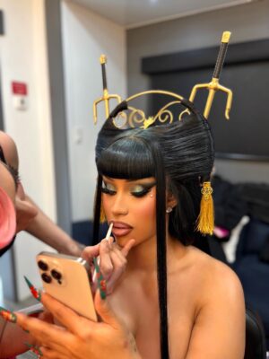 Daniielle Alexis Instagram - @iamcardib meets @rupaulsdragrace 😍MUVA has arrived🌈Photos and videos by me 📸 another iconic moment ! So proud of my besties ILY..
.
Hair @tokyostylez MUA @erika_lapearl_mua Stylist @kollincarter in custom @zigman_official assisted by @juanmarioortiz_ @poshmckoy @matthewreisman nails @cocamichelle #cardib #rupaulsdragrace