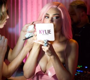 Daniielle Alexis Instagram - KING KYLIE @kyliejenner By Me 🩷📸
.
.
.
Hair @tokyostylez MUA @makeupbyariel #kyliejenner
