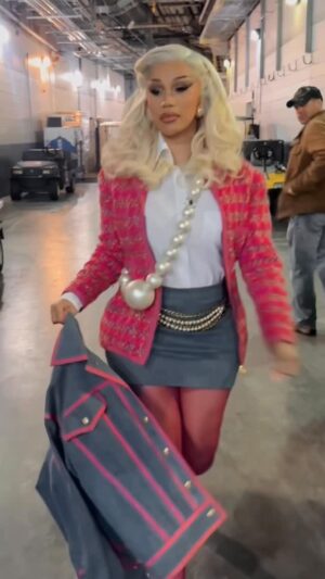 Daniielle Alexis Instagram - @iamcardib stepped out in vintage @chanelofficial, channeling archival runway energy in a pink tweed jacket and denim skirt set inspired by the house’s iconic FW 1991 collection, styled by @kollincarter 🔥📸💯