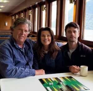 Daphne Zuniga Instagram - Wishing all some sweet inner peace. 💚🩵❤️