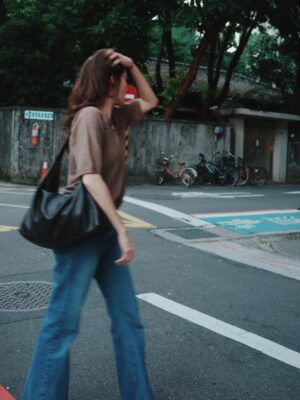 Dara Hanfman Instagram - 前幾天的蔬菜沾醬很受大家喜歡🥹
之後分享酪梨醬做法！這個也好好吃～

今天的行程主要是帶女兒每月的回診～
從一開始長太慢指數很低被醫生擔心
今天量身高體重真的是進步很多很多🥹
希望你繼續這樣喜歡吃飯！

我全身都是本週收單！韓國牛皮大包目前第一☝️