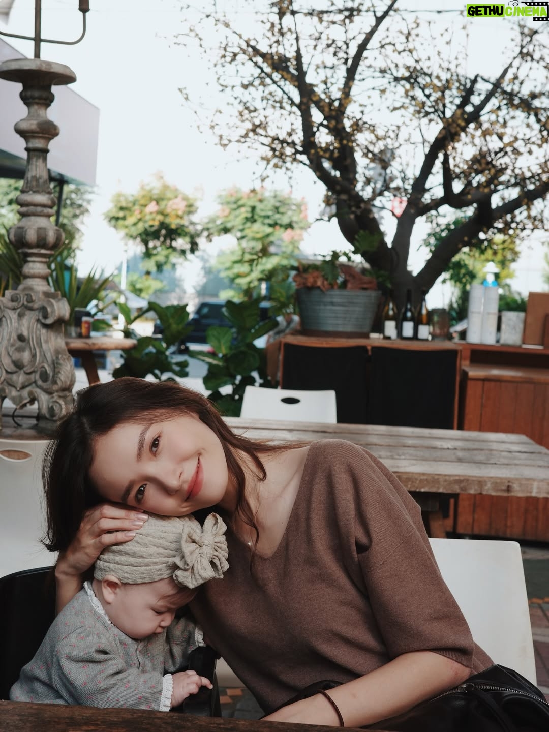 Dara Hanfman - 2.9K Likes - 前幾天的蔬菜沾醬很受大家喜歡🥹
之後分享酪梨醬做法！這個也好好吃～

今天的行程主要是帶女兒每月的回診～
從一開始長太慢指數很低被醫生擔心
今天量身高體重真的是進步很多很多🥹
希望你繼續這樣喜歡吃飯！

我全身都是本週收單！韓國牛皮大包目前第一☝️