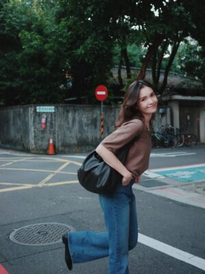 Dara Hanfman Instagram - 前幾天的蔬菜沾醬很受大家喜歡🥹
之後分享酪梨醬做法！這個也好好吃～

今天的行程主要是帶女兒每月的回診～
從一開始長太慢指數很低被醫生擔心
今天量身高體重真的是進步很多很多🥹
希望你繼續這樣喜歡吃飯！

我全身都是本週收單！韓國牛皮大包目前第一☝️