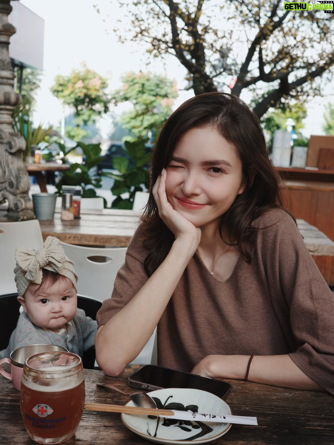 Dara Hanfman - 2.9K Likes - 前幾天的蔬菜沾醬很受大家喜歡🥹
之後分享酪梨醬做法！這個也好好吃～

今天的行程主要是帶女兒每月的回診～
從一開始長太慢指數很低被醫生擔心
今天量身高體重真的是進步很多很多🥹
希望你繼續這樣喜歡吃飯！

我全身都是本週收單！韓國牛皮大包目前第一☝️