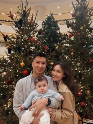 Dara Hanfman Instagram - 星期五的一週週記！

1金鐘太古廣場的聖誕裝飾真的每年都是我心中第一！
23帶寶寶去老公公司胡鬧玩耍，接老公下班再一起晚餐！
4帶女兒去Playgroup 下課後剛好經過生蠔她也剛好在睡覺，我就剛好吃了6顆，然後又更剛好的是6顆生蠔會送果汁😍
56第一次去Playgroup 整理書包時覺得時間也過得太快了！
7有小孩之後真的很熱衷幫她跟聖誕裝飾拍照留念！
8早上一起戴墨鏡散步買咖啡☕️
9女兒無法理解為何她不能吃薯條，最後吃完時崩潰🤣
10終於開團的頂級珍珠團！這是我直接對珠寶商的所以只有我有之外也是最誇張的價格！我只能說大家期待一年絕對是值得的！

這週也在育兒跟工作中努力的來到週五了！
希望大家都有個美好的週末哦❤️❤️❤️❤️