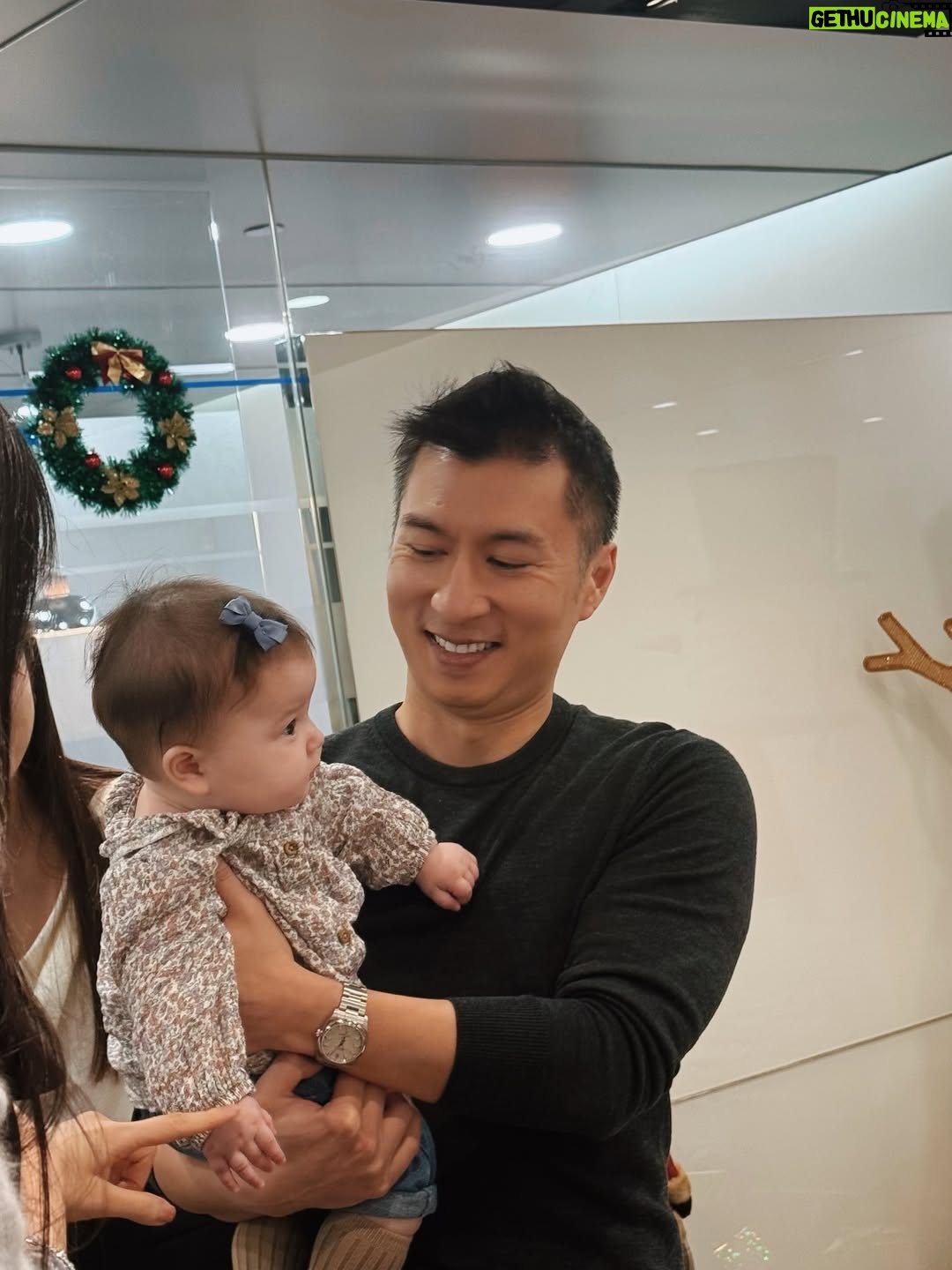 Dara Hanfman - 2.2K Likes - 星期五的一週週記！

1金鐘太古廣場的聖誕裝飾真的每年都是我心中第一！
23帶寶寶去老公公司胡鬧玩耍，接老公下班再一起晚餐！
4帶女兒去Playgroup 下課後剛好經過生蠔她也剛好在睡覺，我就剛好吃了6顆，然後又更剛好的是6顆生蠔會送果汁😍
56第一次去Playgroup 整理書包時覺得時間也過得太快了！
7有小孩之後真的很熱衷幫她跟聖誕裝飾拍照留念！
8早上一起戴墨鏡散步買咖啡☕️
9女兒無法理解為何她不能吃薯條，最後吃完時崩潰🤣
10終於開團的頂級珍珠團！這是我直接對珠寶商的所以只有我有之外也是最誇張的價格！我只能說大家期待一年絕對是值得的！

這週也在育兒跟工作中努力的來到週五了！
希望大家都有個美好的週末哦❤️❤️❤️❤️