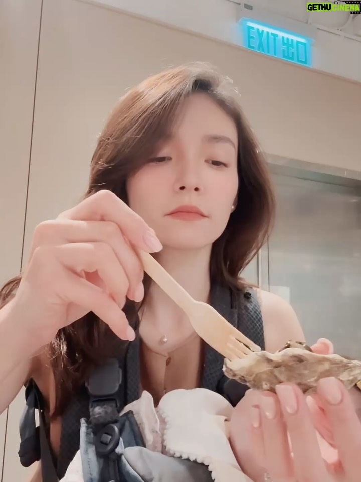 Dara Hanfman - 2.2K Likes - 星期五的一週週記！

1金鐘太古廣場的聖誕裝飾真的每年都是我心中第一！
23帶寶寶去老公公司胡鬧玩耍，接老公下班再一起晚餐！
4帶女兒去Playgroup 下課後剛好經過生蠔她也剛好在睡覺，我就剛好吃了6顆，然後又更剛好的是6顆生蠔會送果汁😍
56第一次去Playgroup 整理書包時覺得時間也過得太快了！
7有小孩之後真的很熱衷幫她跟聖誕裝飾拍照留念！
8早上一起戴墨鏡散步買咖啡☕️
9女兒無法理解為何她不能吃薯條，最後吃完時崩潰🤣
10終於開團的頂級珍珠團！這是我直接對珠寶商的所以只有我有之外也是最誇張的價格！我只能說大家期待一年絕對是值得的！

這週也在育兒跟工作中努力的來到週五了！
希望大家都有個美好的週末哦❤️❤️❤️❤️