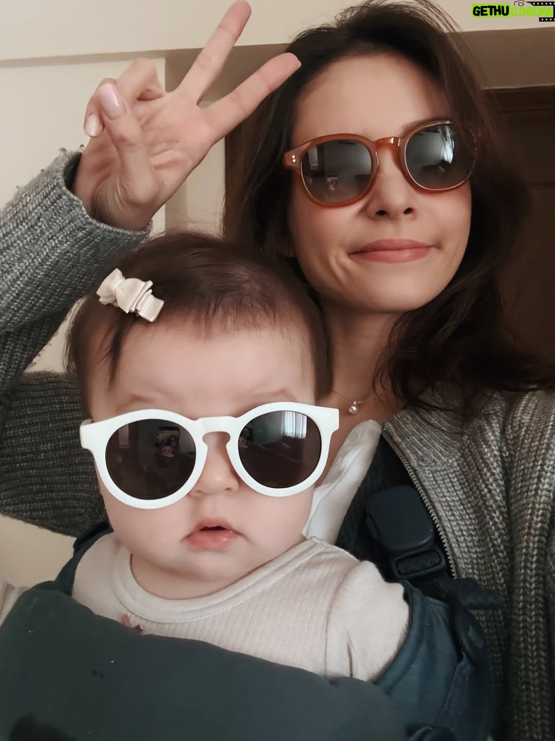 Dara Hanfman - 2.2K Likes - 星期五的一週週記！

1金鐘太古廣場的聖誕裝飾真的每年都是我心中第一！
23帶寶寶去老公公司胡鬧玩耍，接老公下班再一起晚餐！
4帶女兒去Playgroup 下課後剛好經過生蠔她也剛好在睡覺，我就剛好吃了6顆，然後又更剛好的是6顆生蠔會送果汁😍
56第一次去Playgroup 整理書包時覺得時間也過得太快了！
7有小孩之後真的很熱衷幫她跟聖誕裝飾拍照留念！
8早上一起戴墨鏡散步買咖啡☕️
9女兒無法理解為何她不能吃薯條，最後吃完時崩潰🤣
10終於開團的頂級珍珠團！這是我直接對珠寶商的所以只有我有之外也是最誇張的價格！我只能說大家期待一年絕對是值得的！

這週也在育兒跟工作中努力的來到週五了！
希望大家都有個美好的週末哦❤️❤️❤️❤️