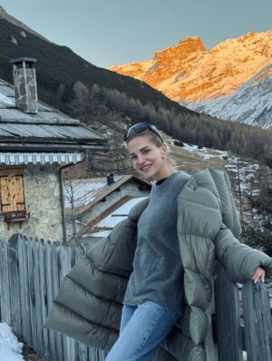 Dara Rolins Instagram - A zajtra späť do reality:). Aj keď sa už veľmi teším domov, na našu rodinku, opúšťame to tu vždy s takou nostalgiou❄️🤍⛷️☀️🏔️. Aj tento rok nám tu bolo krásne. Ja vlastne neviem, či radšej objavujem nové miesta alebo sa vraciam tam, kde to už poznám:)... Ako to máte vy?💋