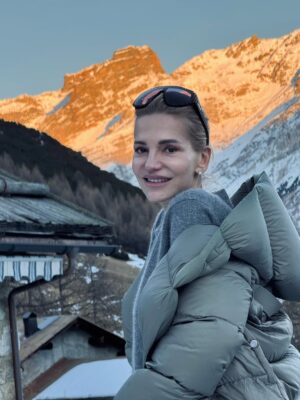 Dara Rolins Instagram - A zajtra späť do reality:). Aj keď sa už veľmi teším domov, na našu rodinku, opúšťame to tu vždy s takou nostalgiou❄️🤍⛷️☀️🏔️. Aj tento rok nám tu bolo krásne. Ja vlastne neviem, či radšej objavujem nové miesta alebo sa vraciam tam, kde to už poznám:)... Ako to máte vy?💋