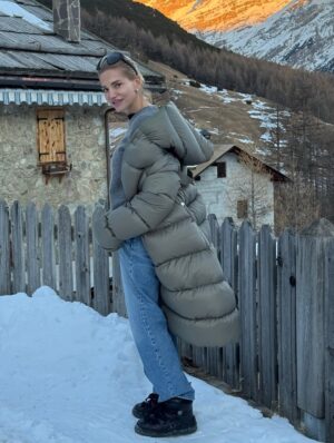 Dara Rolins Instagram - A zajtra späť do reality:). Aj keď sa už veľmi teším domov, na našu rodinku, opúšťame to tu vždy s takou nostalgiou❄️🤍⛷️☀️🏔️. Aj tento rok nám tu bolo krásne. Ja vlastne neviem, či radšej objavujem nové miesta alebo sa vraciam tam, kde to už poznám:)... Ako to máte vy?💋