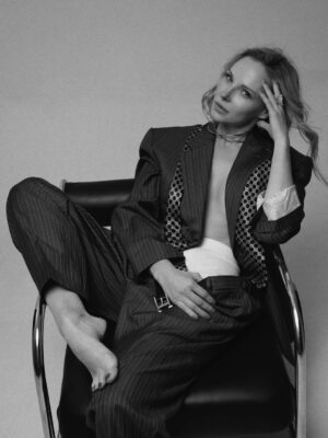 Dasha Tregubova Instagram - Просто крейзі пʼятниця🖤

Creative Concept @lepskaya_6669_ 
Photography @amour_photostudio 
Styling @elenastashenko 
Hair & Beauty @sandler.ua 
Fashion @kmily_brand 
Jewelry @mirabelle_jewelry_