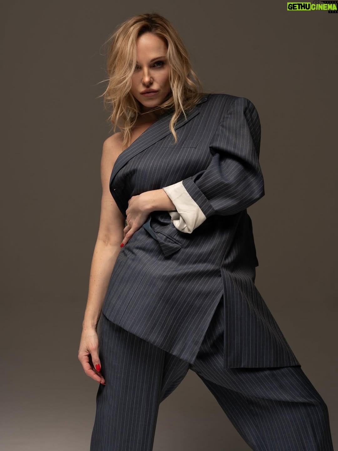 Dasha Tregubova - 9.7K Likes - Просто крейзі пʼятниця🖤

Creative Concept @lepskaya_6669_ 
Photography @amour_photostudio 
Styling @elenastashenko 
Hair & Beauty @sandler.ua 
Fashion @kmily_brand 
Jewelry @mirabelle_jewelry_