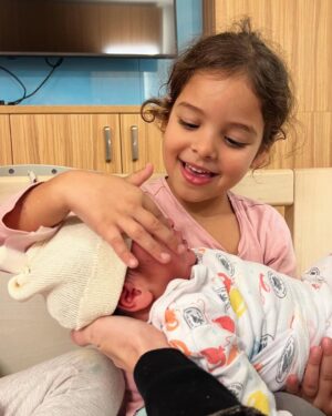Dawn Lanny-Gabay Instagram - ⁨	ובא לציון גואל!!!! 
.
.
נ.ב, 
מי שהמציא את האפידורל- קיבל כבר פרס נובל?!⁩