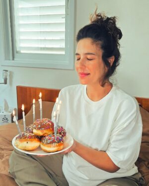 Dawn Lanny-Gabay Instagram - השנה יש לי משאלה אחת. 
שהמתנה שהזמנתי תגיע ותהיה בריאה ושלמה🥹🎁